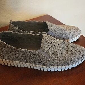Skechers slip on shoes, size 7, light gray